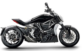 Черный мотоцикл Ducati XDiavel S на белом фоне