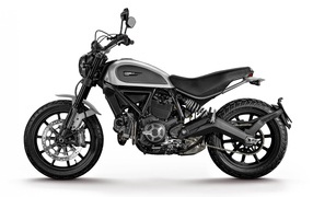 Черный мотоцикл Ducati Scrambler Icon, 2017 на белом фоне
