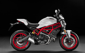 Мотоцикл Ducati Monster 797 на черном фоне