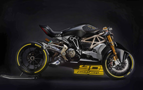 Мотоцикл Ducati draXter XDiavel на черном фоне