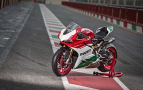 Красный мотоцикл Ducati 1299 Panigale R, 2017