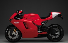 Красный мотоцикл Ducati Desmosedici RR на сером фоне