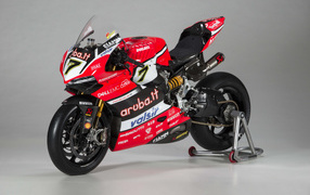 Красный мотоцикл Ducati Panigale R Superbike, 2017 на сером фоне