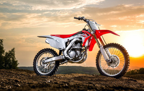 Мотоцикл Honda CRF250R на фоне заката 