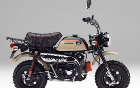 Гоночный мотоцикл Honda Z50, 2017 на сером фоне