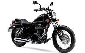 Черный мотоцикл Suzuki Boulevard S40 на белом фоне 