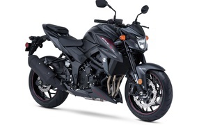 Черный мотоцикл Suzuki GSX-S750Z на белом фоне