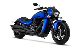 Синий мотоцикл Suzuki Boulevard M109R BOSS на белом фоне 