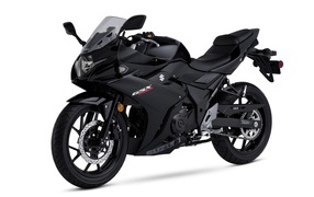 Мотоцикл Suzuki GSX250R на белом фоне 