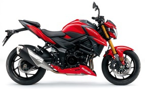 Красный мотоцикл Suzuki GSX-S750