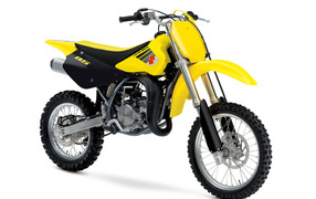Желтый мотоцикл Suzuki RM85 