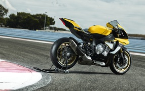 Черный с желтым мотоцикл  Yamaha YZF-R1