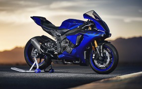 Синий мотоцикл Yamaha YZF-R1, 2018