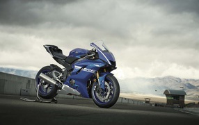Синий мотоцикл Yamaha YZF-R6, 2017 года на фоне неба