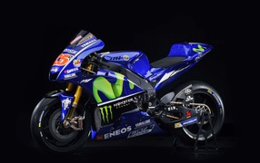 Мотоцикл  Yamaha YZR-M1 на черном фоне 