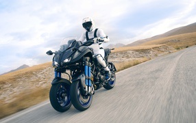 Мотоциклист на мотоцикле Yamaha Niken, 2018