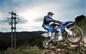 Мотоциклист на мотоцикле Yamaha  WR450F на мотокроссе