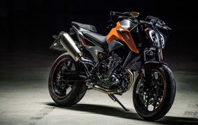 Черный мотоцикл KTM Duke 790, 2018