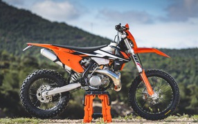 Мотоцикл KTM 300 EXC, 2017 вид сбоку