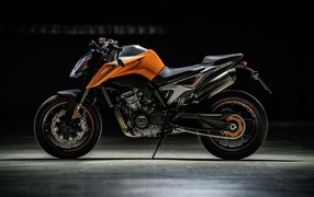 Мотоцикл KTM Duke 790, 2018 вид сбоку