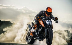 Мотоциклист в шлеме на мотоцикле KTM Duke 790, 2018