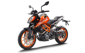 Оранжевый мотоцикл KTM 390 Duke, 2017 на белом фоне