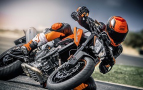 Мотоциклист делает крутой поворот на мотоцикле KTM 790 Duke, 2018