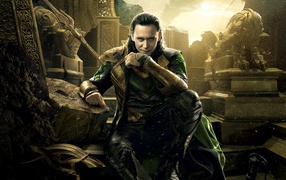 Актер Том Хиддлстон персонаж Локи в фильме Тор. Рагнарёк, 2017 