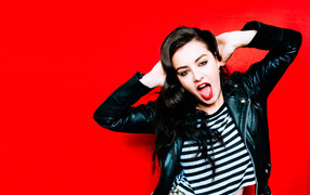 Американская певица Charli XCX позирует на красном фоне 