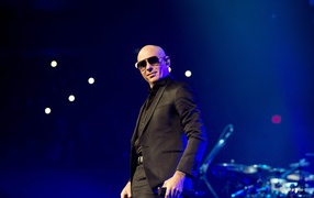 Популярный певец  Питбуль на сцене в черных очках