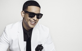 Стильный певец  Дэдди Янки в черных очках