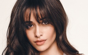 Молодая певица Камила Кабелло фото на белом фоне