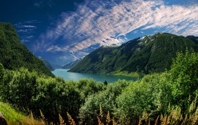 Красивый горный пейзаж под красивым небом