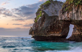 Большая скала на побережье океана 