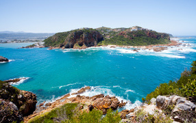 Голубая вода и каменные скалы в заливе на побережье Африки