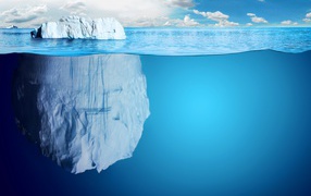 Большой белый ледник в воде океана