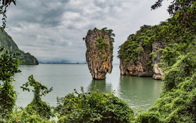 Скала в заливе в тропиках Таиланд