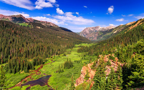 Живописный природный пейзаж под голубым небом 