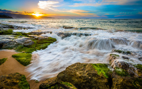 Восход солнца на горизонте над океаном 