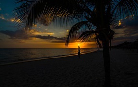 Закат солнца на тропическом пляже 