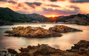 Побережье в лучах солнца на рассвете под красивым небом