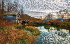 Небо отражается в пруду у водокачки 
