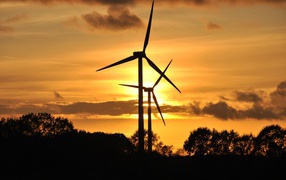 Ветротурбины на фоне неба на закате солнца