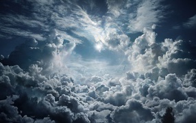 Солнце в небе с красивыми белыми облаками