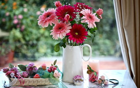 Букет гербер в белой вазе 