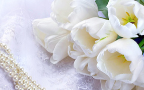 Букет нежных белых тюльпанов и жемчужное ожерелье 