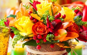 Красивый осенний букет с розами и желтыми листьями