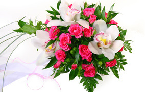 Красивый букет розовых роз с нежными орхидеями на белом фоне