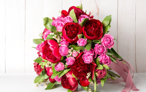 Красивый букет розовых роз с красными тюльпанами