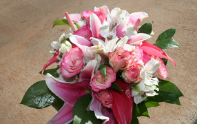 Красивый букет с цветами альстрёмерия, розы и лилии